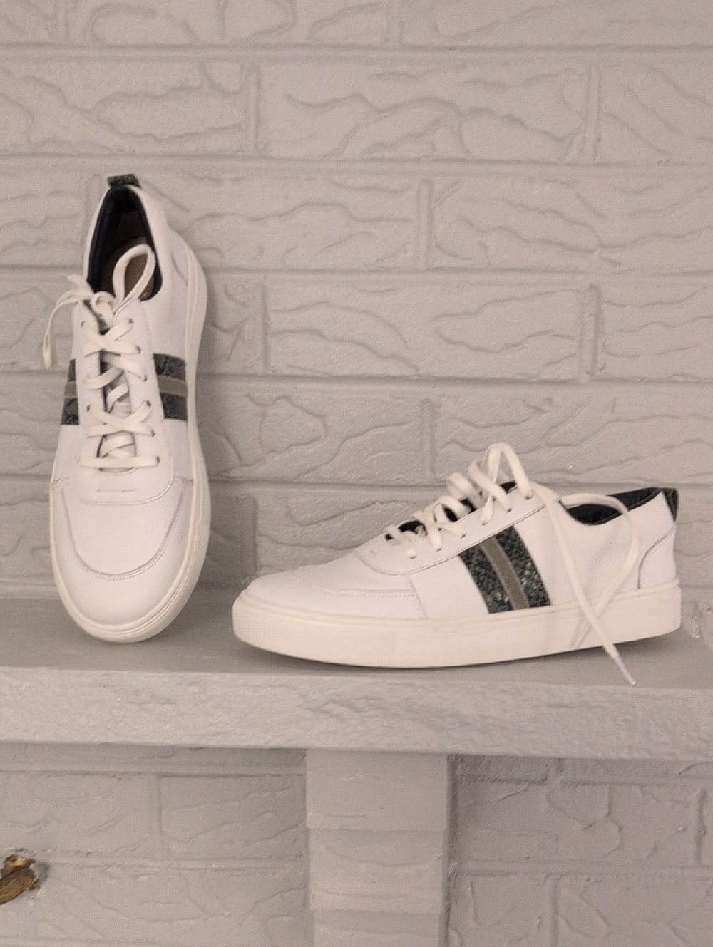 Kaanas  White Low-Top Sneakers with  Gray And Black Stripes